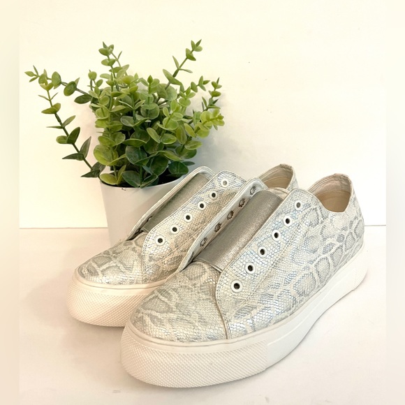 Very Volatile Los Angeles Silver Snake Skin Sneakers Size 8.5 - Picture 1 of 6